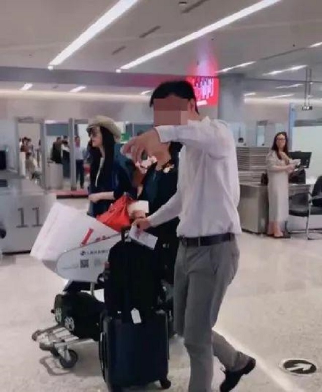 Phạm Băng Băng bị chỉ trích vì để mẹ đẩy xe hành lý - Ảnh 3.