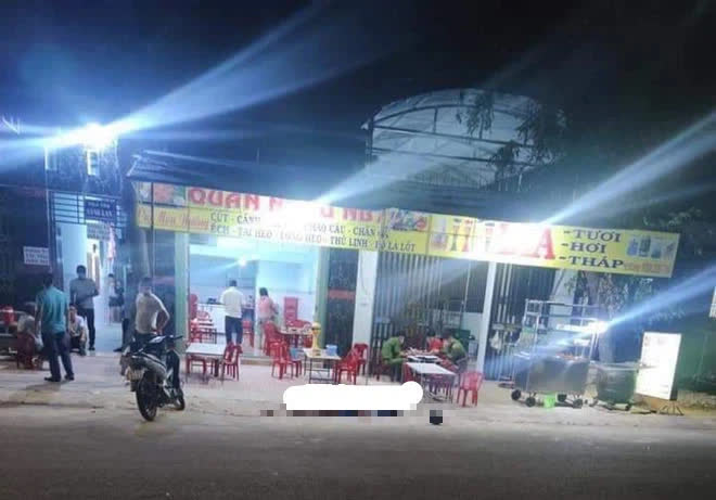 Ngồi trong quán nhậu, người đàn ông bị kẻ lạ đâm tử vong - Ảnh 1.