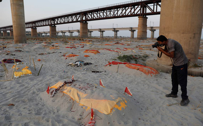 Ấn Độ: Mưa lớn quét sạch cát bề mặt, bờ sông Hằng lộ ra hàng loạt thi thể đang phân hủy - Ảnh 1.