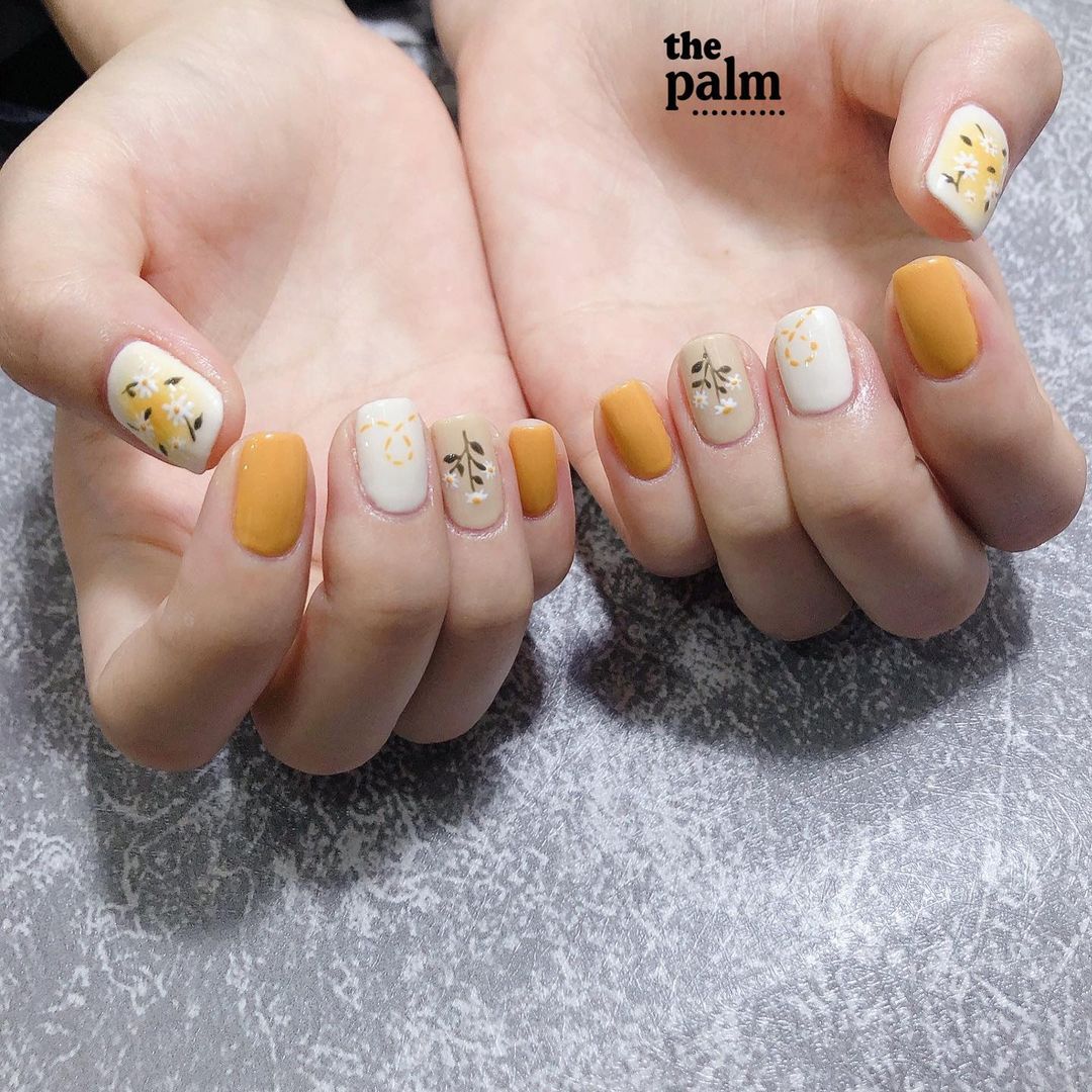 Hãy tận hưởng vẻ đẹp tuyệt vời của Nail hoa và mãn nhãn với những họa tiết tuyệt đẹp trên đôi tay của bạn. Đừng bỏ lỡ cơ hội để có được bộ móng tay tuyệt đẹp và tự tin trong mọi hoàn cảnh.