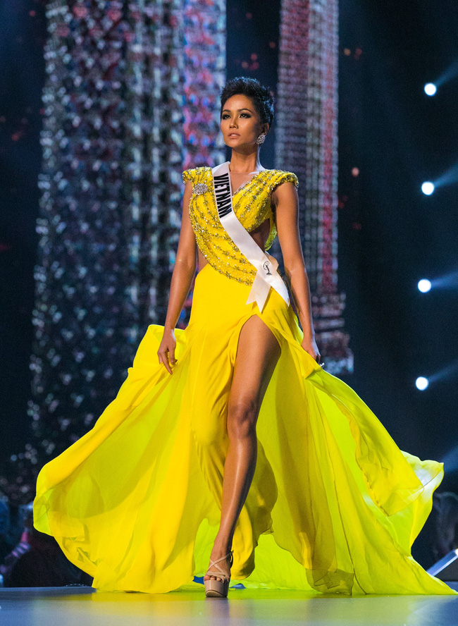 7 chiếc váy đẹp nhất Miss Universe của mỹ nhân Việt: Toàn cực phẩm nhưng ai mới là người nổi nhất? - Ảnh 3.