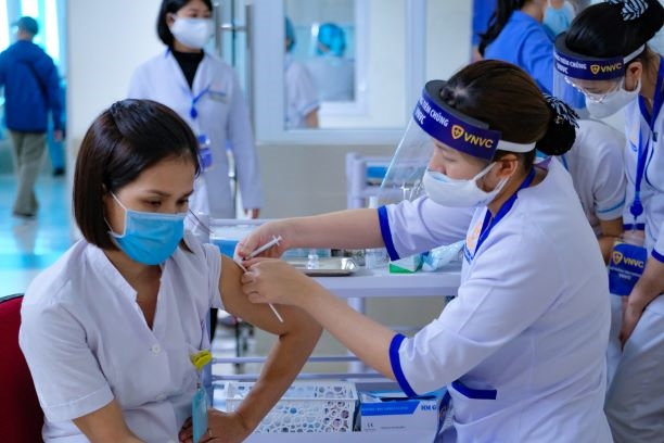 GS Nguyễn Tuấn: Giữa mắc Covid-19, nhập viện, thở máy và tiêm vaccine bạn chọn cái nào? 4 lý do để chọn AstraZeneca - Ảnh 3.