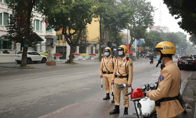 CSGT được phép phạt người không đeo khẩu trang khi tham gia giao thông - Ảnh 1.