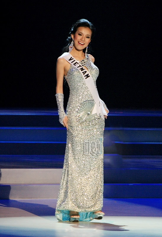 7 chiếc váy đẹp nhất Miss Universe của mỹ nhân Việt: Toàn cực phẩm nhưng ai mới là người nổi nhất? - Ảnh 8.