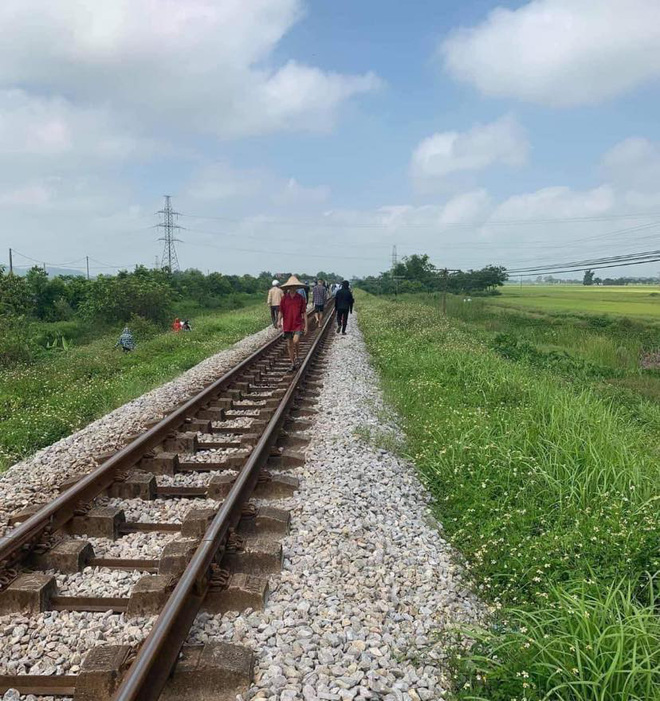 Vụ mẹ ôm thi thể con nằm trên đường ray đợi tàu đến: Bắt tạm giam người mẹ tội giết người - Ảnh 2.