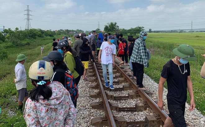 Vụ mẹ ôm thi thể con nằm trên đường ray đợi tàu đến: Bắt tạm giam người mẹ tội giết người - Ảnh 1.