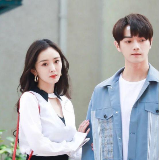 Dương Mịch khoe trọn ch&acirc;n thon d&agrave;i trắng n&otilde;n cạnh t&igrave;nh trẻ Hứa Khải, ai c&ograve;n d&aacute;m k&ecirc;u mẹ con th&igrave; ra m&agrave; xem - Ảnh 12.