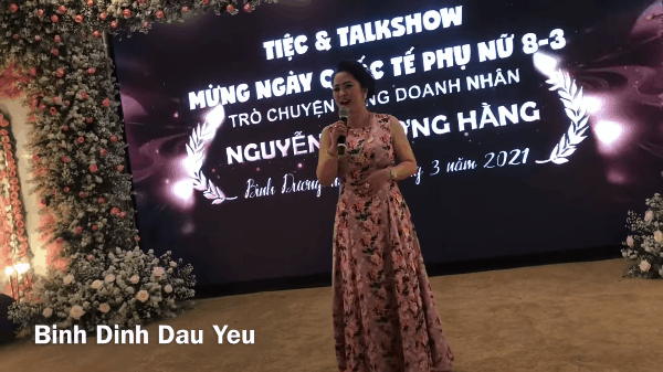 D&ugrave; mắng chửi giới nghệ sĩ sa sả nhưng đại gia Phương Hằng cũng từng cầm mic h&aacute;t như ca sĩ - Ảnh 3.