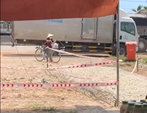 Bà cụ 87 tuổi đạp xe chở nước tiếp viện cán bộ kiểm soát dịch bệnh - Ảnh 2. Bà cụ 87 tuổi đạp xe chở nước tiếp viện cán bộ kiểm soát dịch bệnh - Ảnh 2.