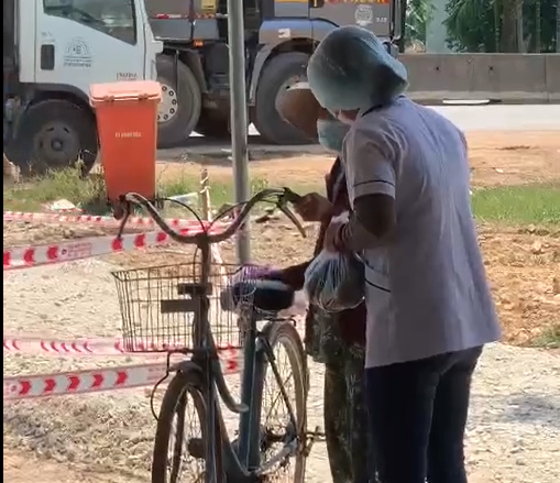 Bà cụ 87 tuổi đạp xe chở nước tiếp viện cán bộ kiểm soát dịch bệnh - Ảnh 3. Bà cụ 87 tuổi đạp xe chở nước tiếp viện cán bộ kiểm soát dịch bệnh - Ảnh 3.