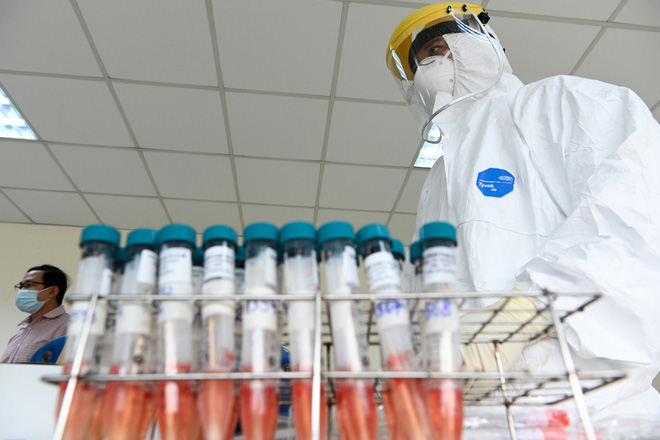 Mua vắc xin Covid-19 l&agrave; nhiệm vụ cấp b&aacute;ch: Việt Nam cần lưu &yacute; g&igrave; khi x&atilde; hội h&oacute;a, ti&ecirc;m vắc xin phải trả tiền? - Ảnh 2.