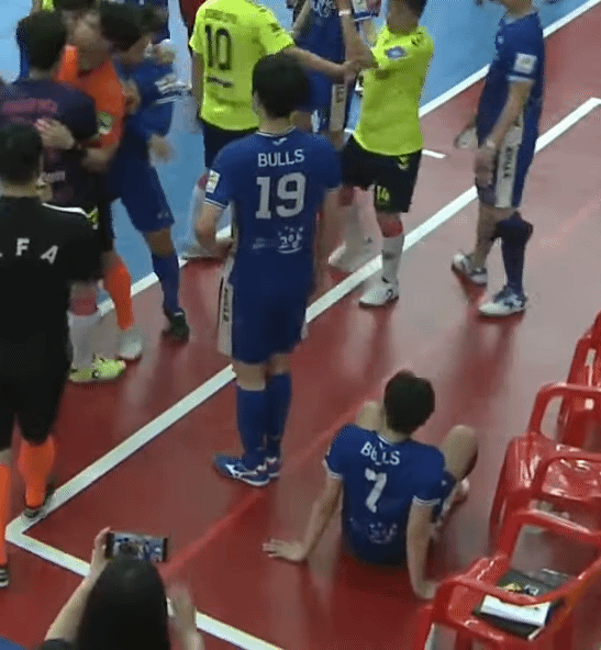 Cầu thủ Hàn Quốc “bỏ bóng đá người”, phi chân hết cỡ khiến đối phương văng ra khỏi sân - Ảnh 2.