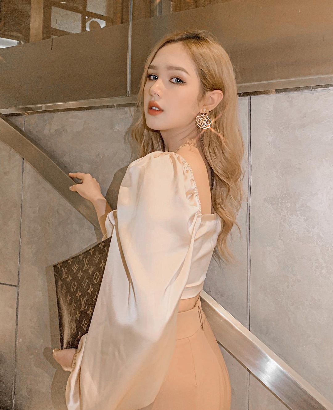 Mỗi lần Xoài Non đi đám cưới Diện đồ đơn giản vẫn nổi bần bật