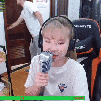 Khởi My “tức lồng ngực” khi không thể hát nổi vì ông xã Kelvin Khánh, còn mắng yêu: “Con này mất nết” - Ảnh 3.