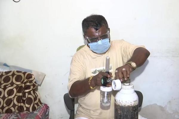 Người đ&agrave;n &ocirc;ng b&aacute;n cả trang sức của vợ, cho miễn ph&iacute; b&igrave;nh oxy để gi&uacute;p bệnh nh&acirc;n Covid-19 - Ảnh 1.