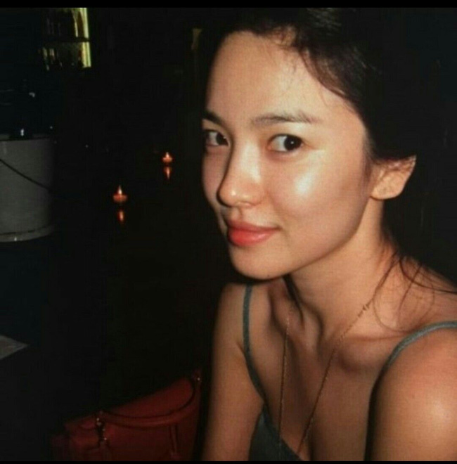 Song Hye Kyo và 1 loạt pha diện đồ 2 dây trễ nải, soi vào vòng 1 mà đỏ mặt nhè nhẹ - Ảnh 2.