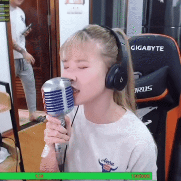 Khởi My “tức lồng ngực” khi không thể hát nổi vì ông xã Kelvin Khánh, còn mắng yêu: “Con này mất nết” - Ảnh 2.