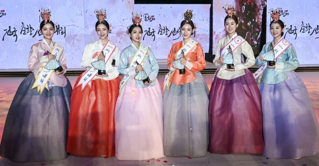 Hoa hậu truyền thống Hàn gây sốc với gương mặt méo xệch khi đăng quang, kéo đến ảnh đời thường lại há hốc vì visual thần thánh - Ảnh 3.