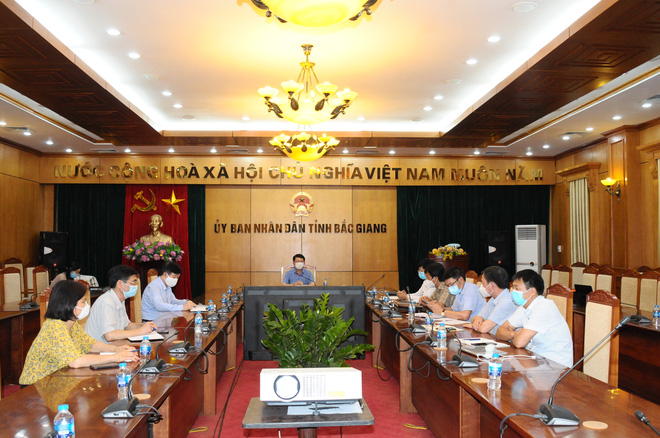 Họp khẩn tiểu ban điều trị COVID-19 tỉnh Bắc Giang: Bệnh nhân dồn dập, nhưng quyết tâm không có ca tử vong - Ảnh 1. Họp khẩn tiểu ban điều trị COVID-19 tỉnh Bắc Giang: Bệnh nhân dồn dập, nhưng quyết tâm không có ca tử vong - Ảnh 1.