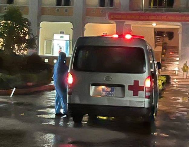 Thanh H&oacute;a phong tỏa ngay trong đ&ecirc;m 10 hộ d&acirc;n tại nơi ở của ca mắc COVID-19 - Ảnh 2.