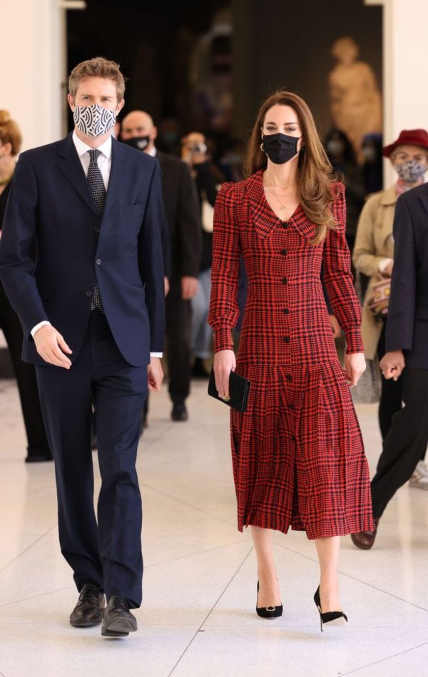 Công nương Kate Middleton cũng có ngày bị chê mặc xấu hơn người mẫu hãng, nguyên nhân bởi một món phụ kiện - Ảnh 3.
