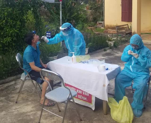 Thanh H&oacute;a phong tỏa ngay trong đ&ecirc;m 10 hộ d&acirc;n tại nơi ở của ca mắc COVID-19 - Ảnh 3.