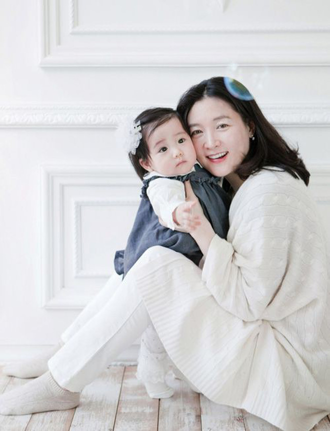 Lee Young Ae hack tuổi kinh ngạc trên tạp chí, thế nhưng con gái 11 tuổi của mỹ nhân Nàng Dae Jang Geum mới chiếm trọn sự chú ý - Ảnh 6.