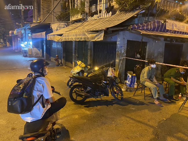 TP.HCM: Đi làm về khuya thấy khu mình ở bị phong tỏa vì COVID-19, sinh viên hốt hoảng định gom đồ bỏ về quê - Ảnh 2.