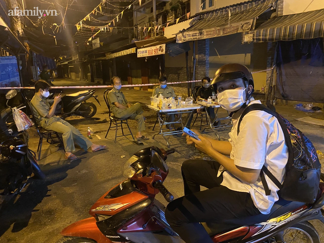 TP.HCM: Đi làm về khuya thấy khu mình ở bị phong tỏa vì COVID-19, sinh viên hốt hoảng định gom đồ bỏ về quê - Ảnh 3.