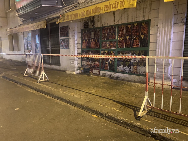 TP.HCM: Đi làm về khuya thấy khu mình ở bị phong tỏa vì COVID-19, sinh viên hốt hoảng định gom đồ bỏ về quê - Ảnh 4.