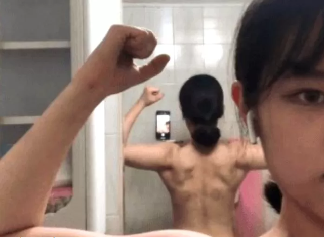 Được khen dễ thương, gợi cảm, nữ streamer bất ngờ cởi &aacute;o khoe cơ bắp vạm vỡ, tuy&ecirc;n bố biết &iacute;t nhất 5 loại v&otilde; - Ảnh 2.