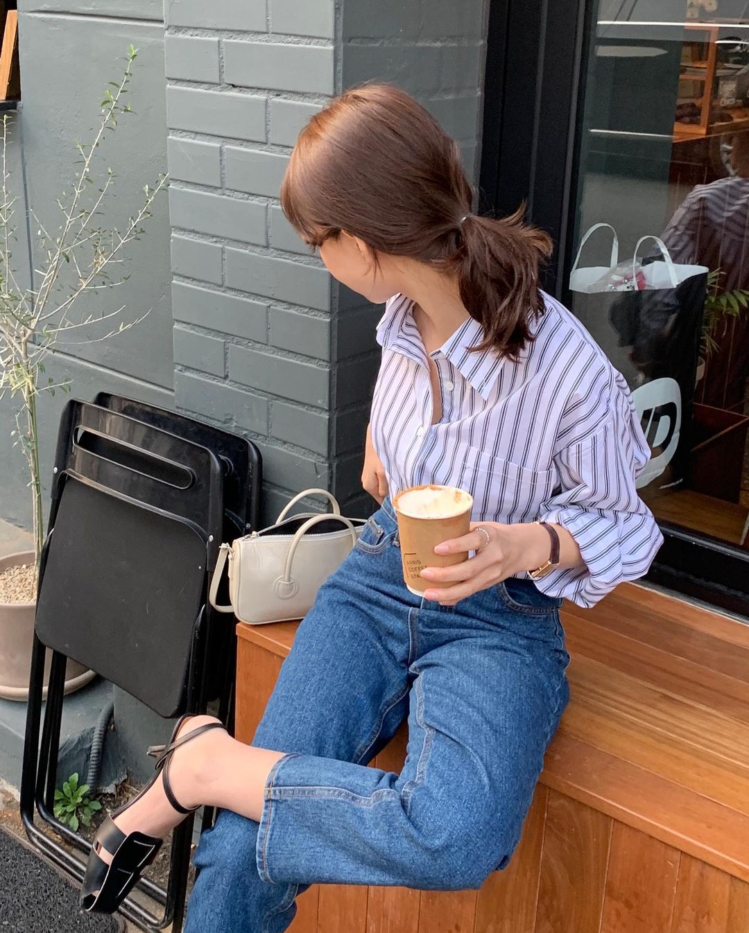 Kiểu quần jeans dễ mặc hơn skinny jeans, kh&ocirc;ng hay d&igrave;m d&aacute;ng như quần ống rộng n&ecirc;n xứng đ&aacute;ng để đầu tư - Ảnh 4.