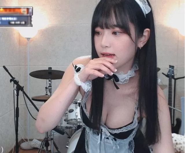 Được khen dễ thương, gợi cảm, nữ streamer bất ngờ cởi &aacute;o khoe cơ bắp vạm vỡ, tuy&ecirc;n bố biết &iacute;t nhất 5 loại v&otilde; - Ảnh 3.