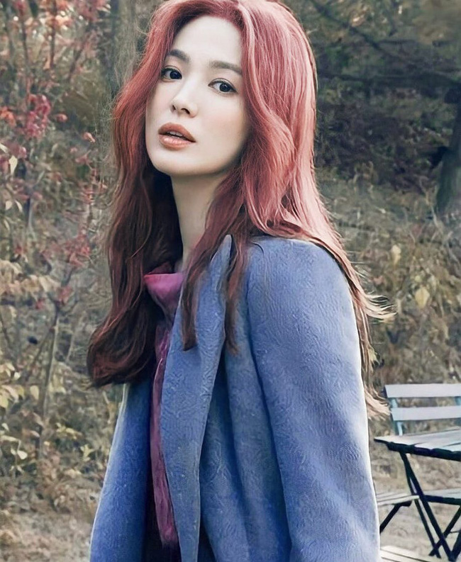 Song Hye Kyo bao năm chỉ để tóc đen và nâu, nhìn ảnh tóc đỏ của cô sẽ hiểu ngay lý do - Ảnh 2.