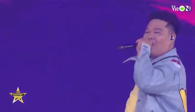 Binz chuyển style áo lông sang cho GDucky còn mình diện áo phao bí bách, trong khi MCK cởi trần ngay trên sân khấu Rap Việt Concert - Ảnh 11.