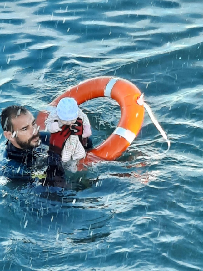 Người trong cuộc kể về bức ảnh em bé sơ sinh trong đoàn di cư được cứu từ biển: Đứa trẻ lạnh cóng, không cử động - Ảnh 1.