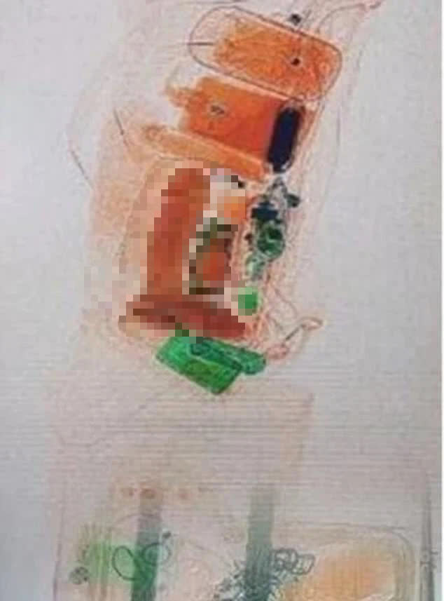 Bảo vệ ga tàu bị đuổi việc vì đăng ảnh quét hành lý toàn thứ siêu nhạy cảm của khách lên MXH - Ảnh 1.