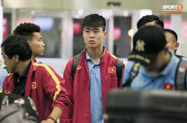Đội tuyển Việt Nam sang UAE với 45 thành viên và 1 tấn hành lý  - Ảnh 1.
