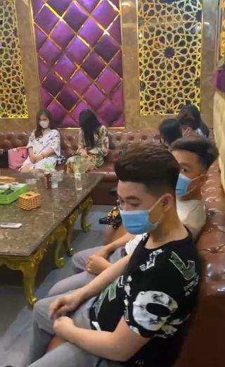 Vừa bị xử phạt, qu&aacute;n karaoke lại cho 35 kh&aacute;ch h&aacute;t giữa m&ugrave;a dịch - Ảnh 1.