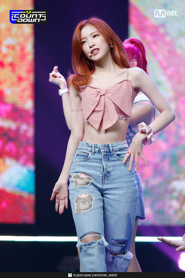 Nữ idol mặc phiên bản phếch của áo Jennie và nhận ngay kết cục chán không thể tả - Ảnh 2.