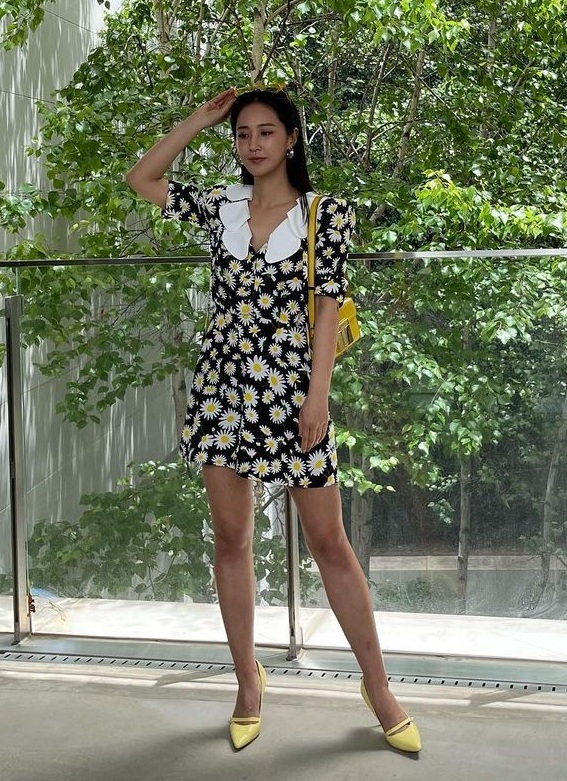 Cuộc chiến váy hoa: Rosé như em chưa 18, Yuri (SNSD) sành điệu ngút ngàn nhưng ai mới thắng thế? - Ảnh 1.