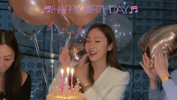 Yoona rạng rỡ đón sinh nhật cùng các thành viên SNSD