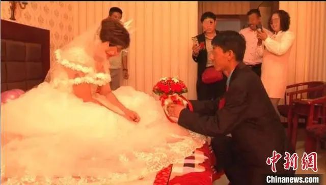 Đang lướt mạng thì thấy video vợ mới cưới đang làm đám cưới với kẻ khác, người đàn ông vội báo cảnh sát mới biết được sự thật phũ phàng - Ảnh 1.