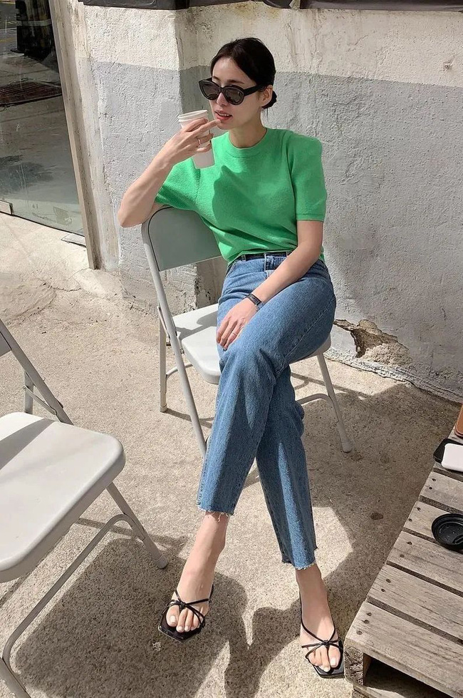 Có 1 item trong tủ của bạn khi mix cùng quần jeans sẽ kéo dài chân cực vi diệu - Ảnh 1.