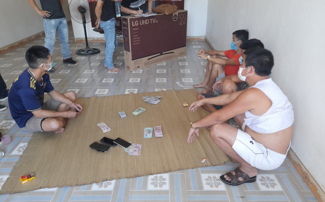Bắc Giang: Dịch COVID-19 đang nóng, 5 thanh niên thản nhiên tụ tập ngồi đánh liêng - Ảnh 1.