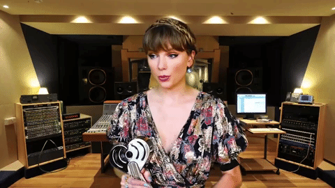 Phát hiện Taylor Swift xài hàng pha ke ngay trên sóng trực tiếp iHeartRadio Music Awards: cái phông nền sai thế nhỉ? - Ảnh 3.