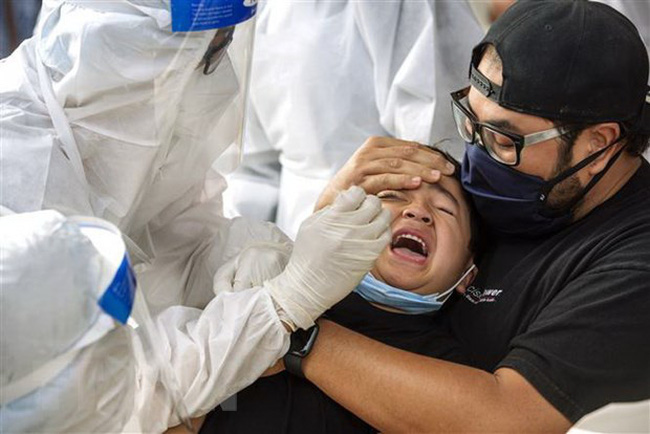 Tăng báo động số ca mắc mới, Malaysia đẩy nhanh tiêm chủng vaccine - Ảnh 1.