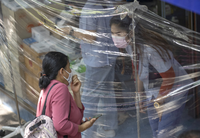 Malaysia đối mặt với làn sóng dịch COVID-19 mới, nhiều thành phố ở Trung Quốc đạt miễn dịch cộng đồng - Ảnh 2.