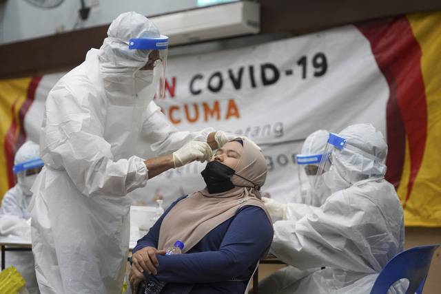 Malaysia đối mặt với làn sóng dịch COVID-19 mới, nhiều thành phố ở Trung Quốc đạt miễn dịch cộng đồng - Ảnh 3.