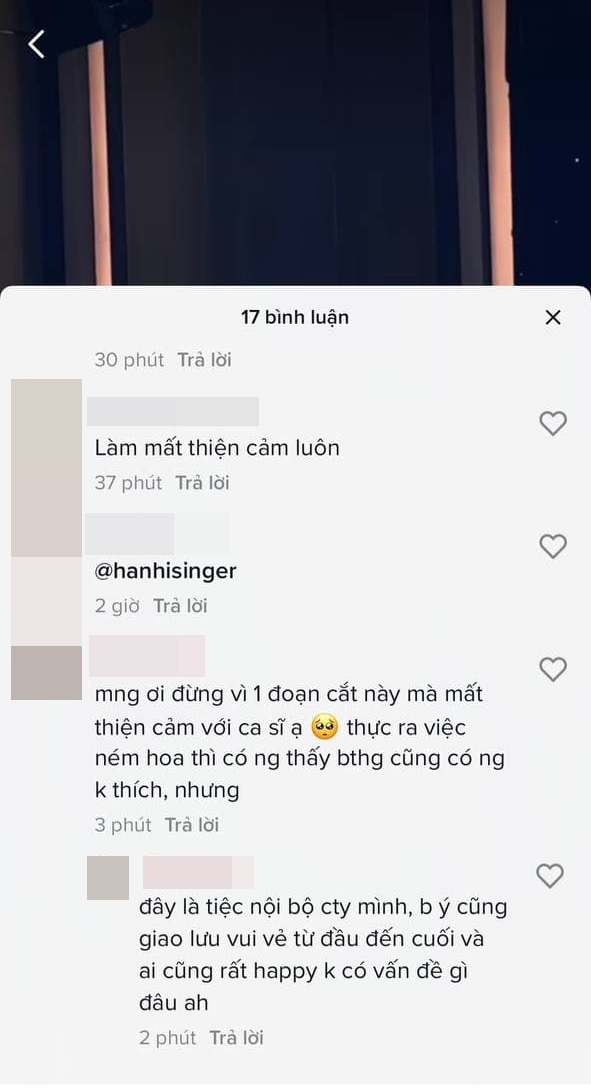 Nữ ca sĩ Việt g&acirc;y tranh c&atilde;i khi tung lu&ocirc;n hoa kh&aacute;n giả vừa tặng khi đang diễn: H&aacute;t hay m&agrave; mất thiện cảm qu&aacute; - Ảnh 3.